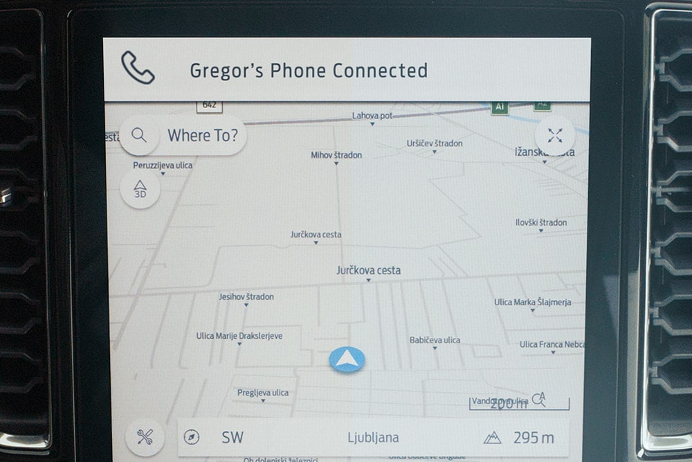 Een Ford Ranger-touchscreen met een daaraan gekoppelde navigatiekaart.
