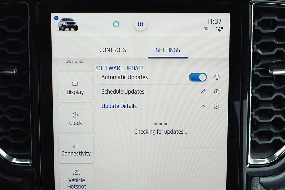 Het touchscreen van een Ford Ranger laat de instellingen zien voor het updaten van software via de ether.