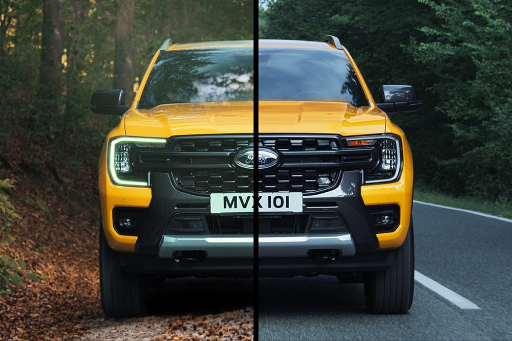Vooraanzicht met gesplitst scherm van een gele Ford Ranger, verdeeld tussen off-road aan de ene kant en bosweg aan de andere kant.