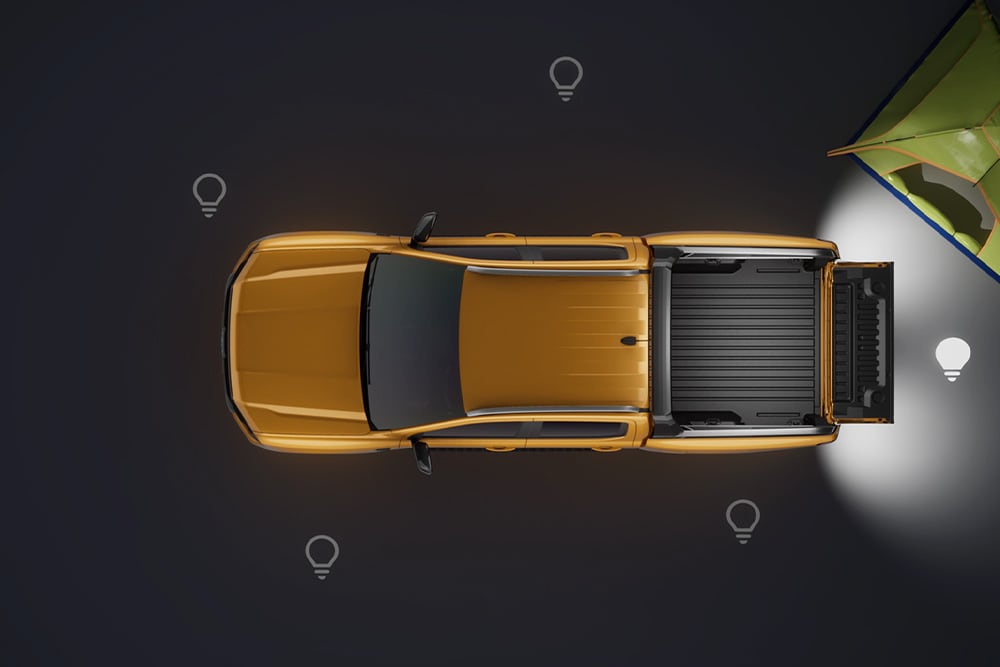 Vogelperspectief van een gele Ford Ranger met dubbele cabine, open achterklep en zoneverlichting.