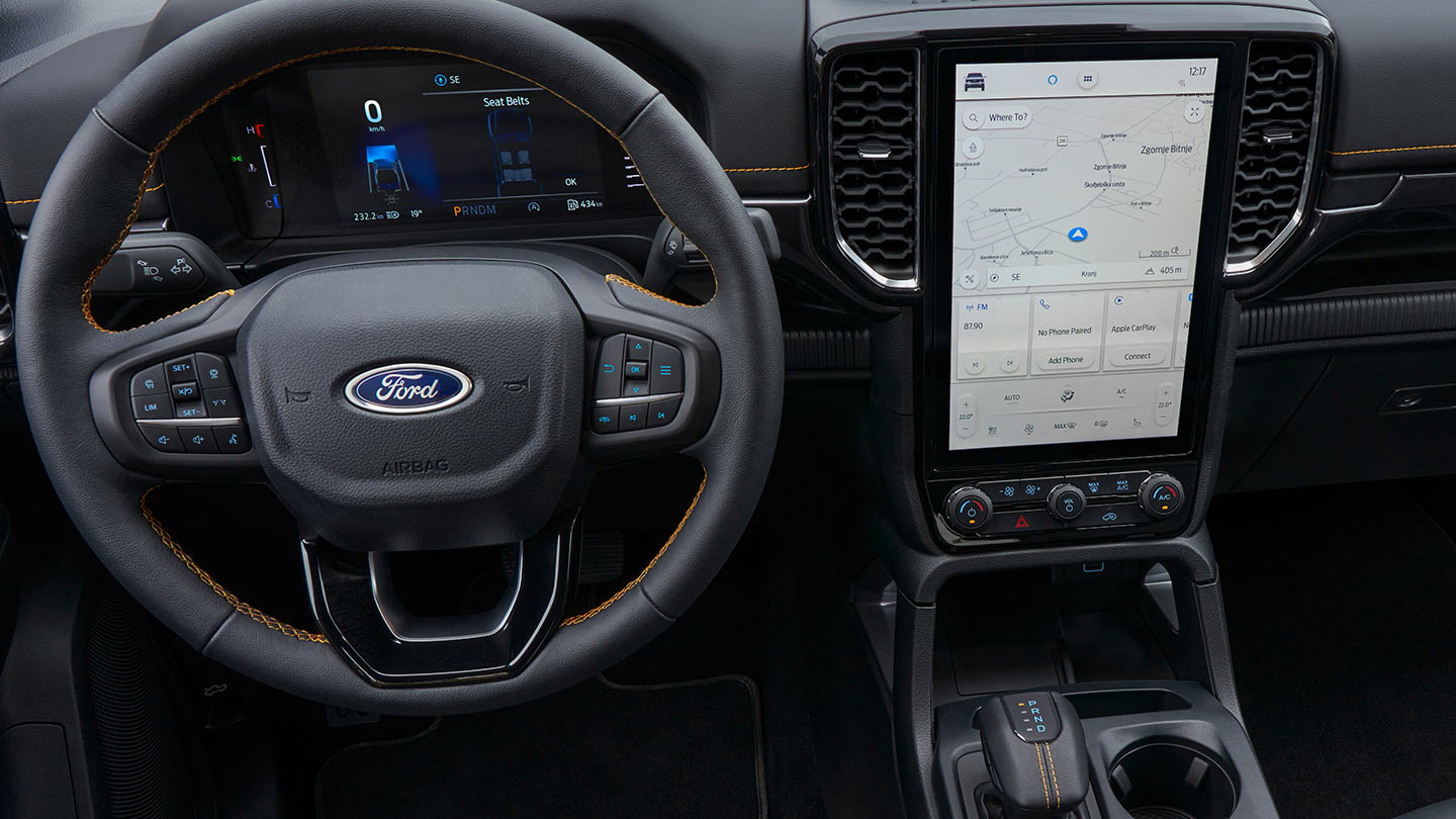 Het stuur van de Ford Ranger, het digitale instrumentenpaneel en het infotainmentscherm.
