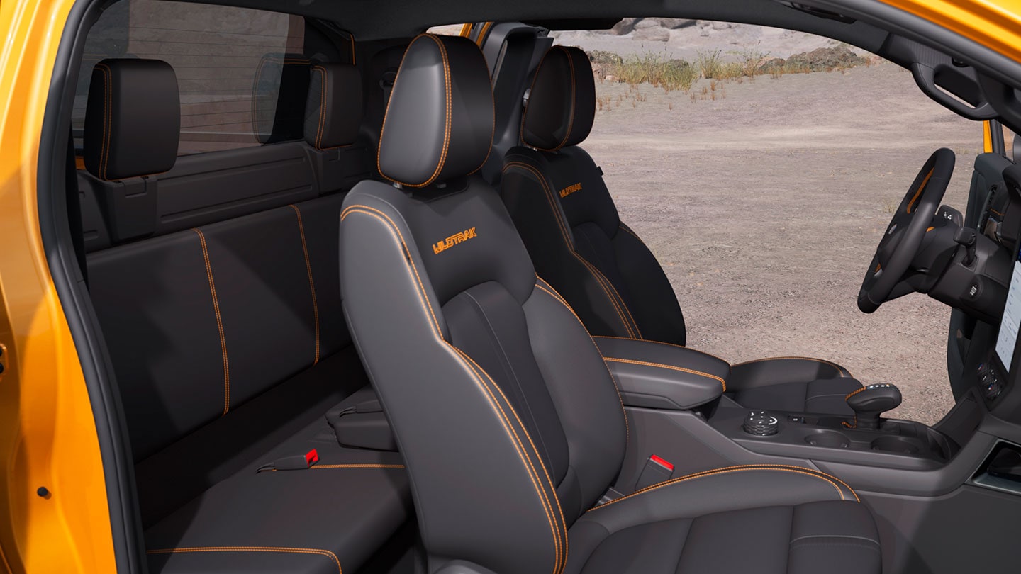 Profielaanzicht door het interieur van de cabine van een Ford Ranger Wildtrak met supercabine.