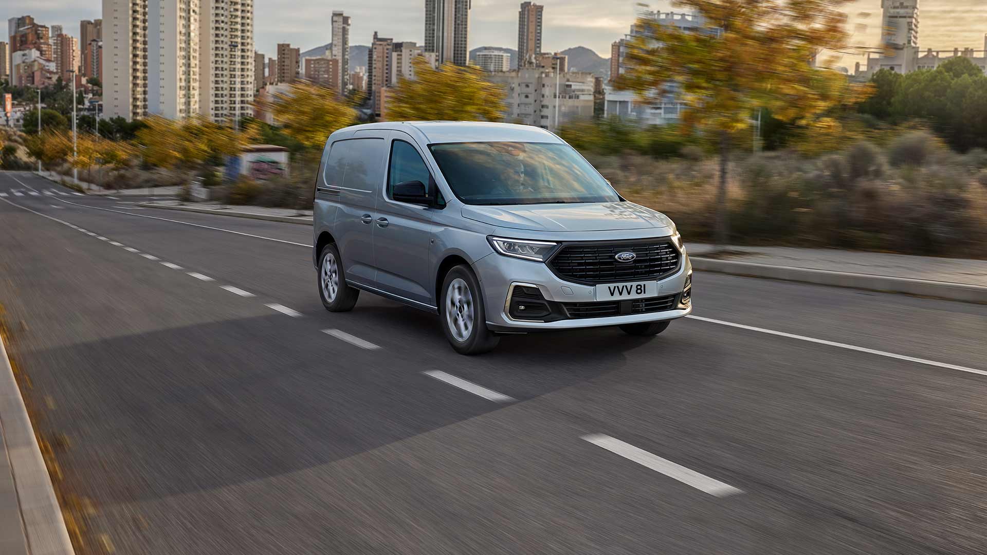 Nieuwe Ford Transit Connect in Stardust Silver rijdt over een weg.