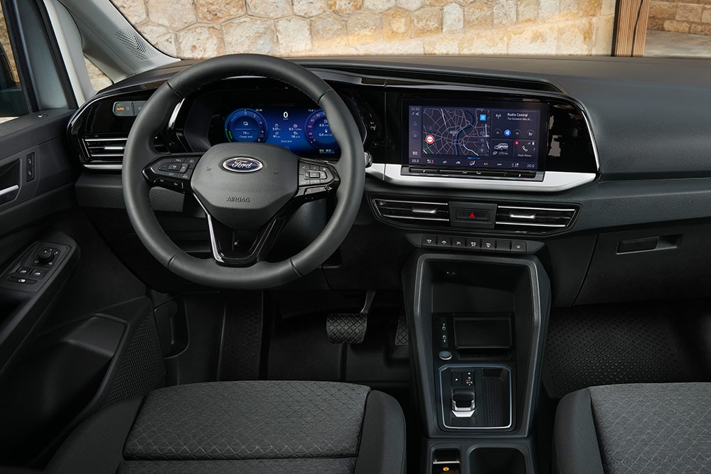 Interieur van de Ford Transit Connect, met stuur en 10" digitaal instrumentenpaneel.