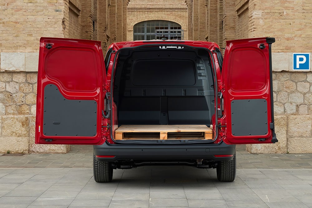 Achteraanzicht van de Ford Transit Connect, met open achterdeuren, beladen met bouwmaterialen.