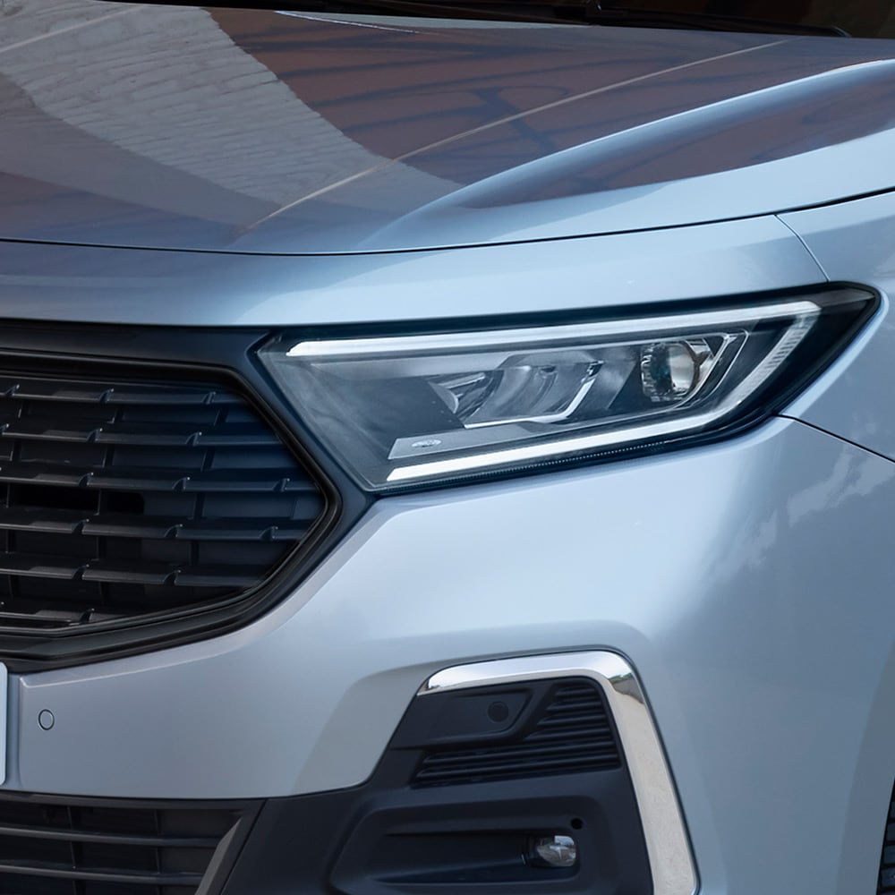 Een Ford Transit Connect in Frost Silver met automatische koplampen en een stijlvolle grille.