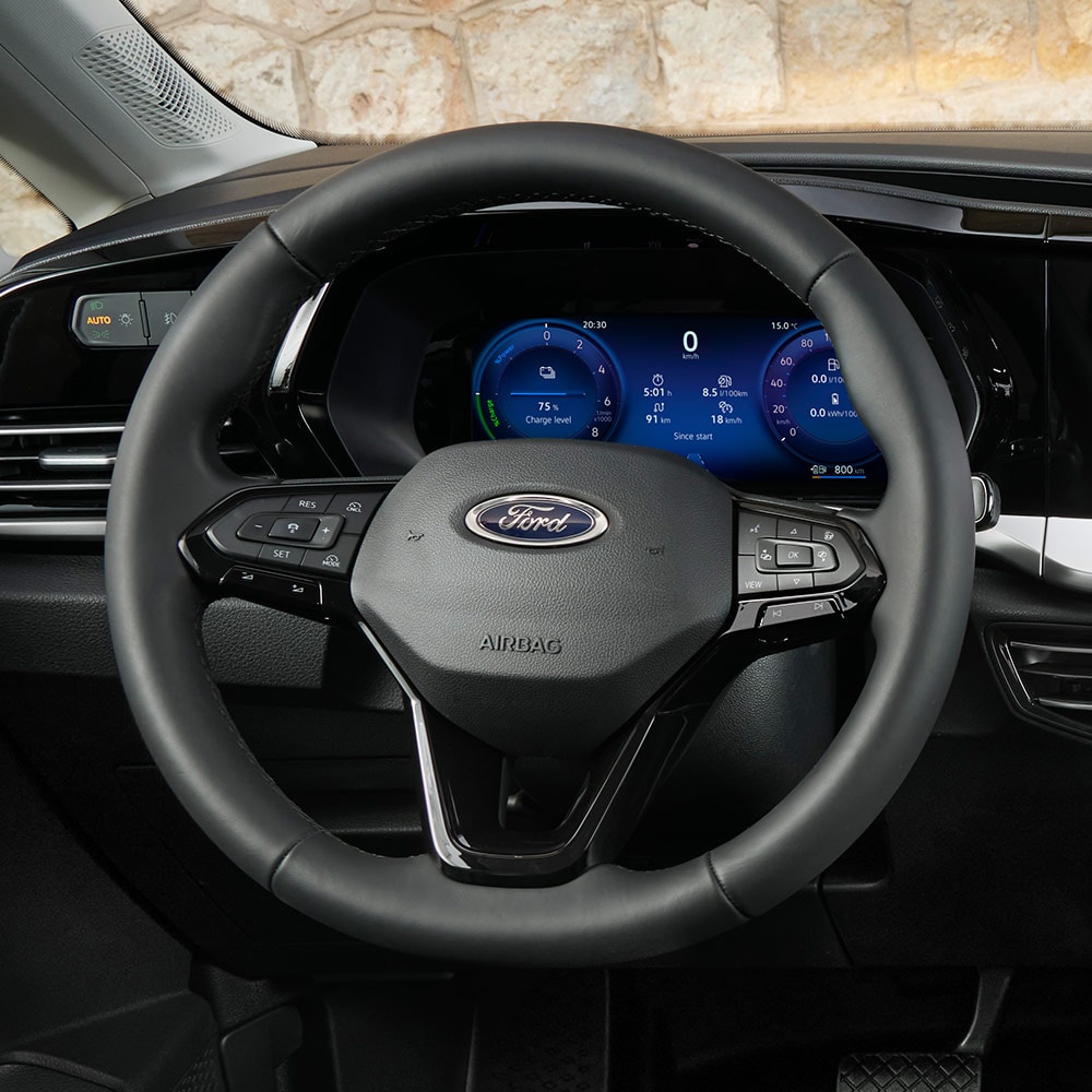 Interieur van de Ford Transit Connect, met stuur en 10" digitaal instrumentenpaneel.