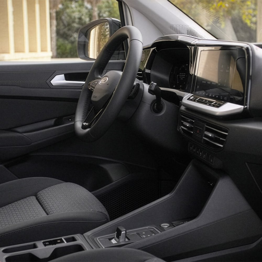 Interieur van de Ford Transit Connect met de bestuurdersstoel, het stuur, het dashboard en het 10" touchscreen.