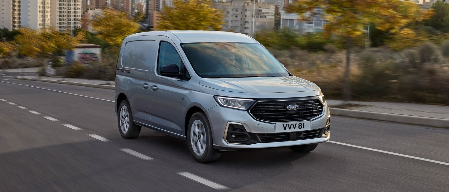 Nieuwe Ford Transit Connect in Stardust Silver rijdt over een weg.