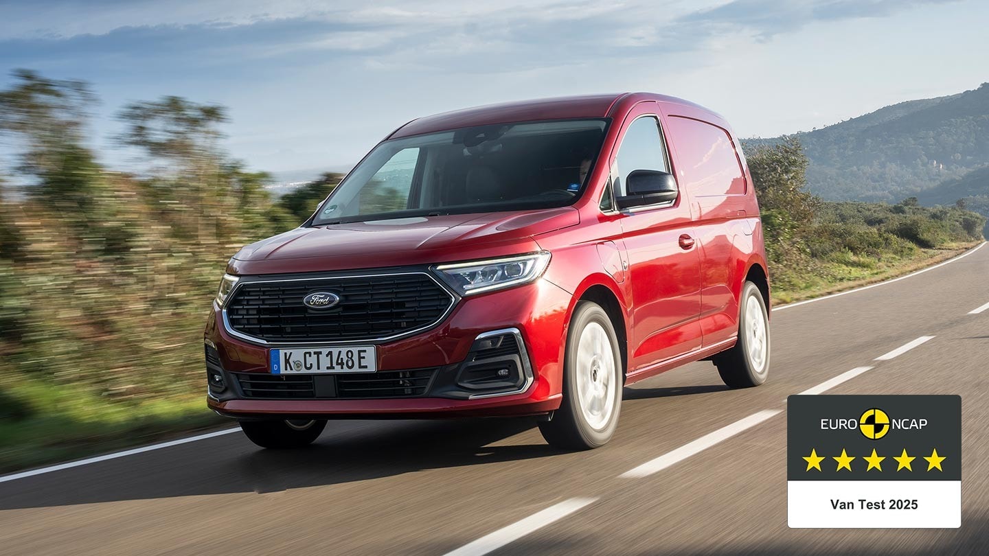 Nieuwe Ford Transit Connect Trend in Maple Red met grille en automatische koplampen rijdt door een straat. 