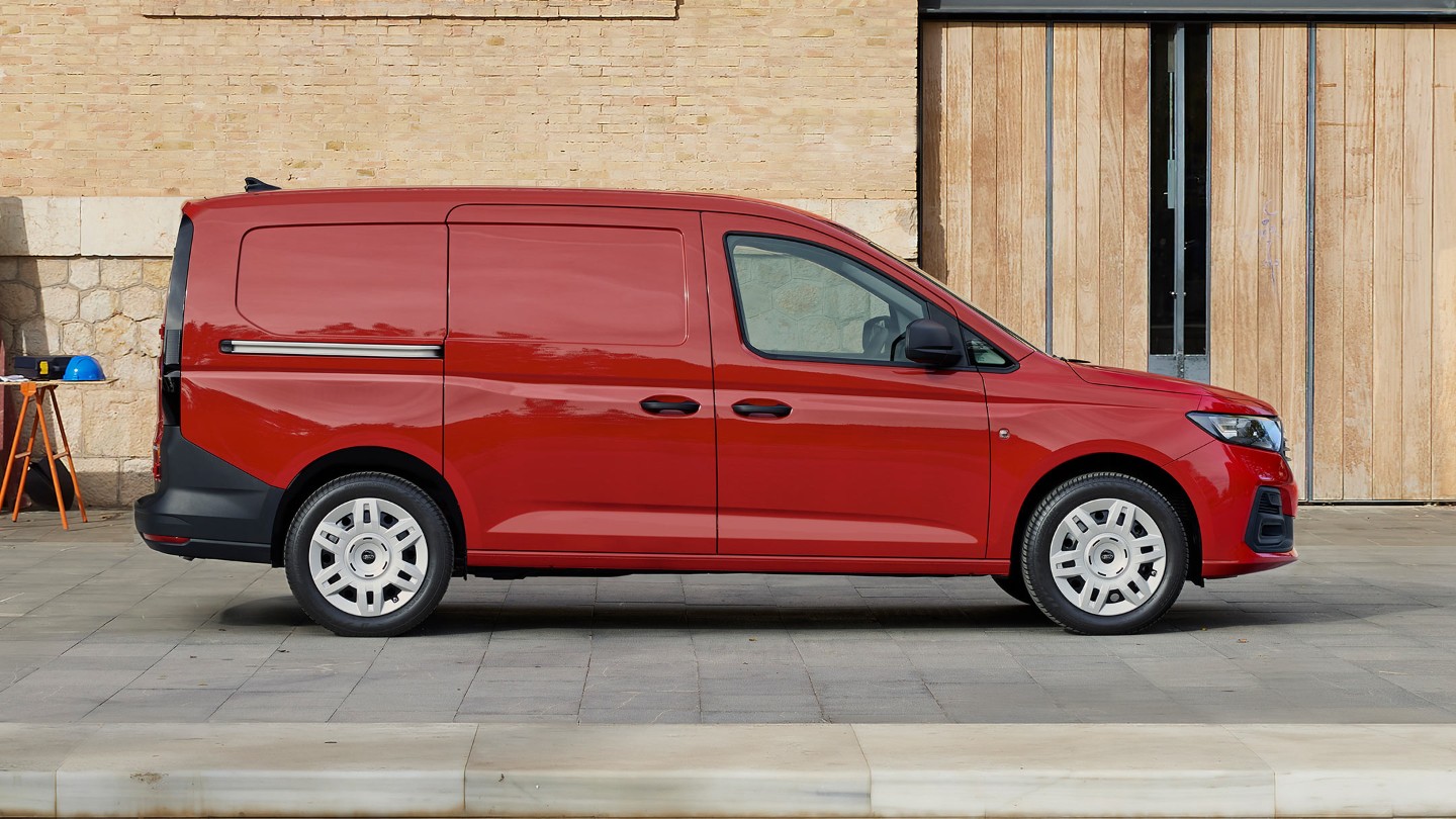 Nieuwe Ford Transit Connect in Maple Red met zijlaaddeur.
