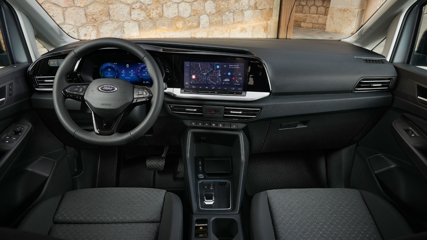 Interieur aan de voorzijde van de nieuwe Ford Transit Connect met stuurwiel, digitaal instrumentenpaneel en 10 inch touchscreen. 