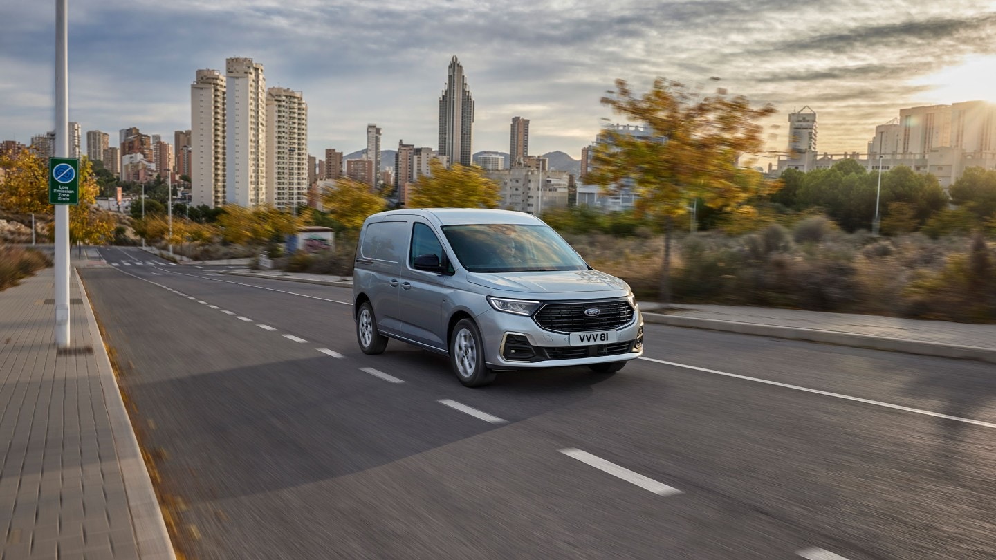 Nieuwe Ford Transit Connect in Stardust Silver rijdt over een weg.