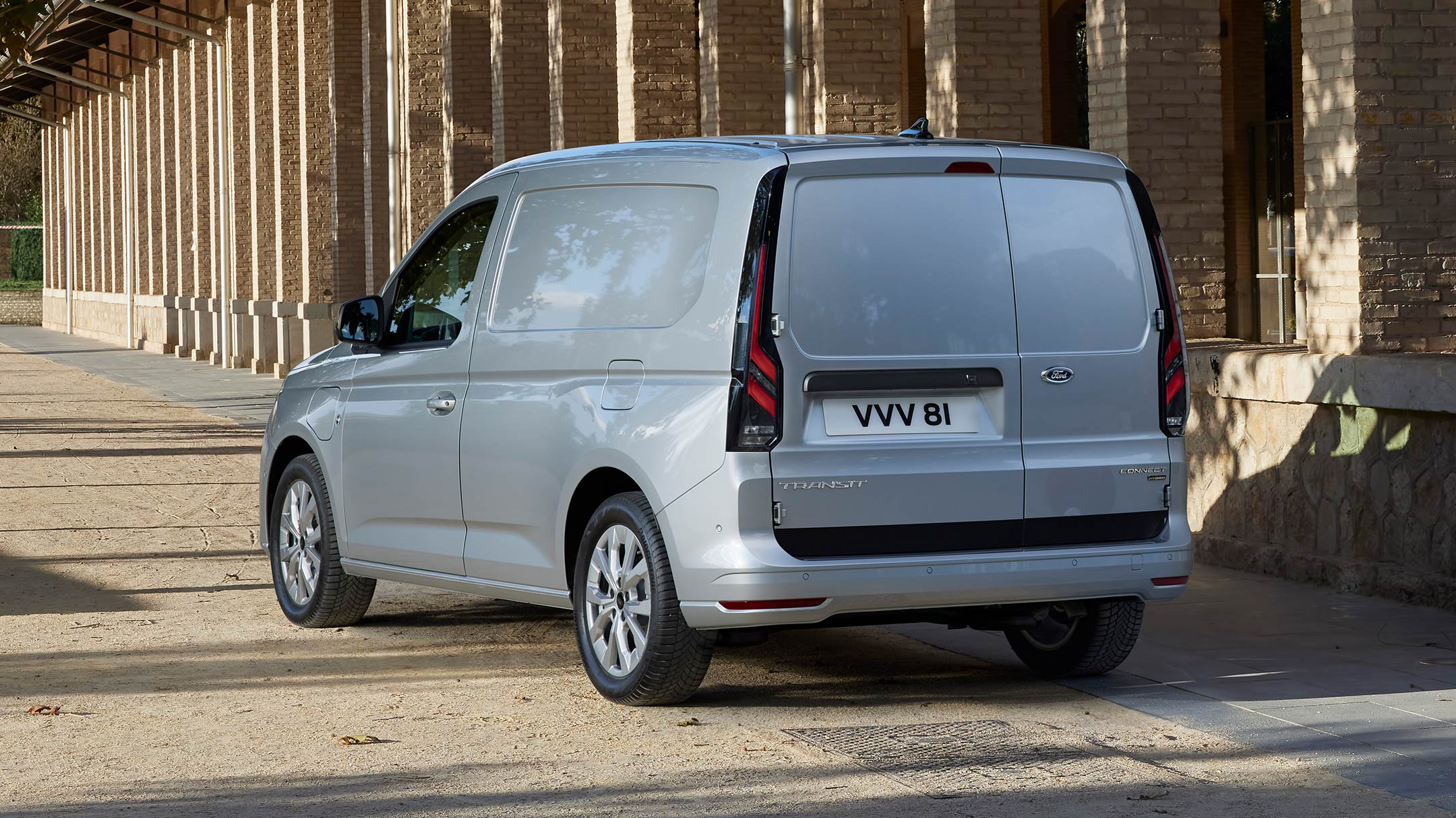 Achteraanzicht van de nieuwe Ford Transit Connect in Stardust Silver.