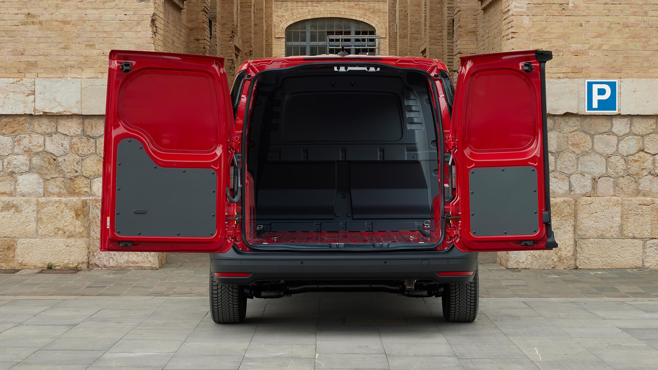 Open deuren tonen het schot van de nieuwe Ford Transit Connect in Maple Red.