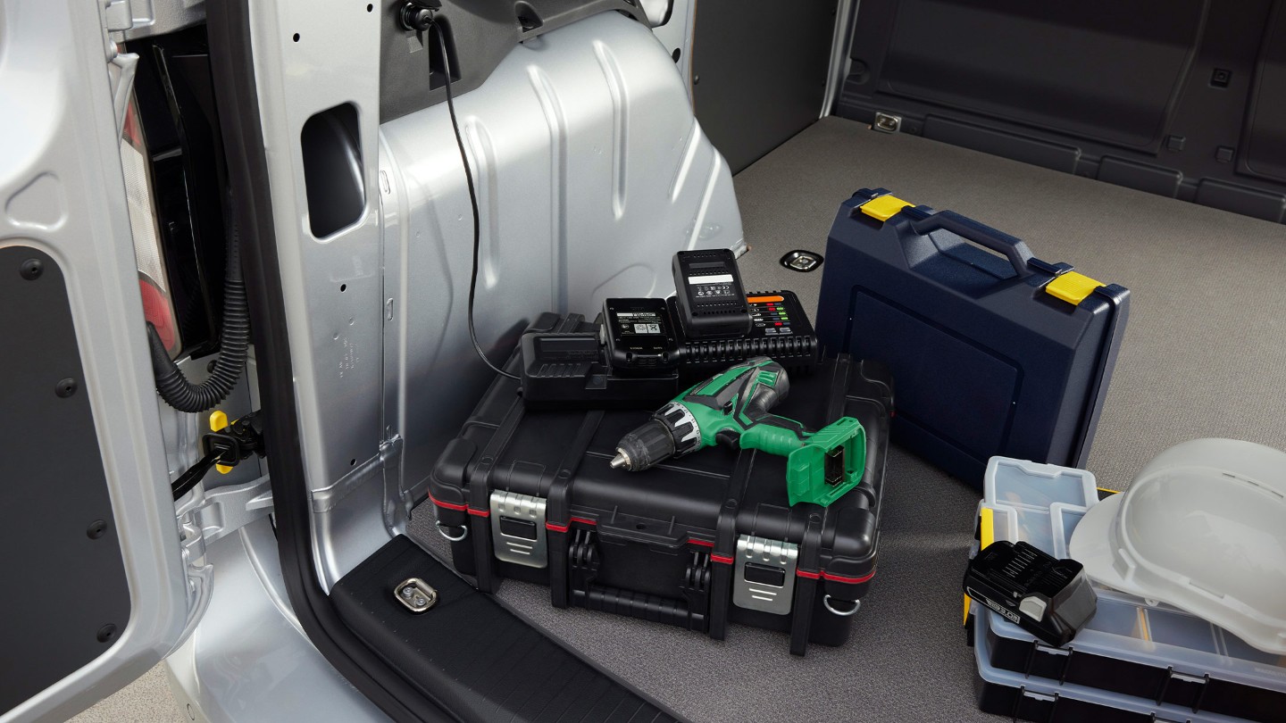Een boormachine aangesloten op een 12V-aansluiting in de laadruimte van de nieuwe Ford Transit Connect.