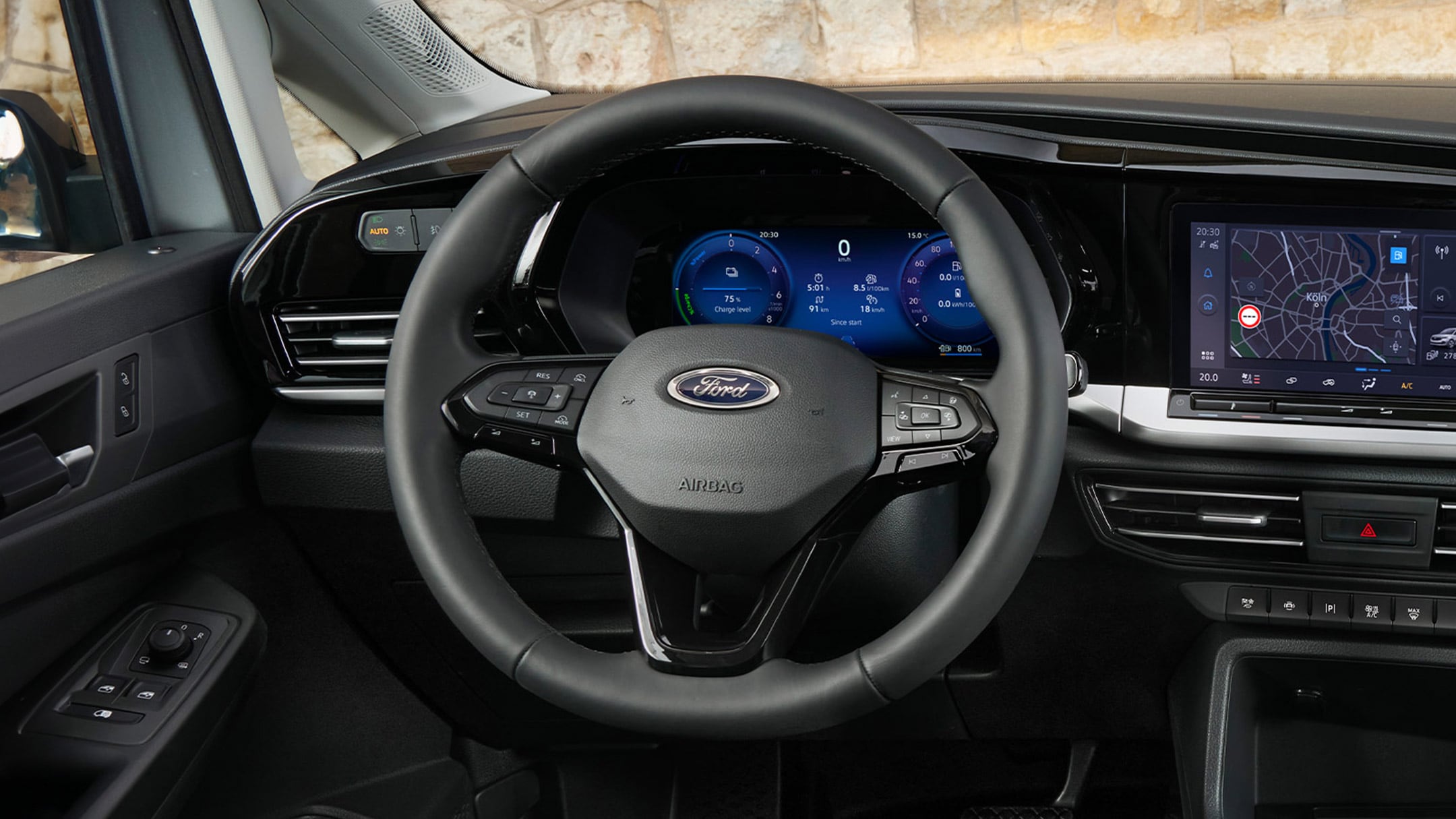 Bestuurdersweergave van de nieuwe Ford Transit Connect, met verwarmd stuurwiel, digitaal instrumentenpaneel en 10 inch touchscreen. 