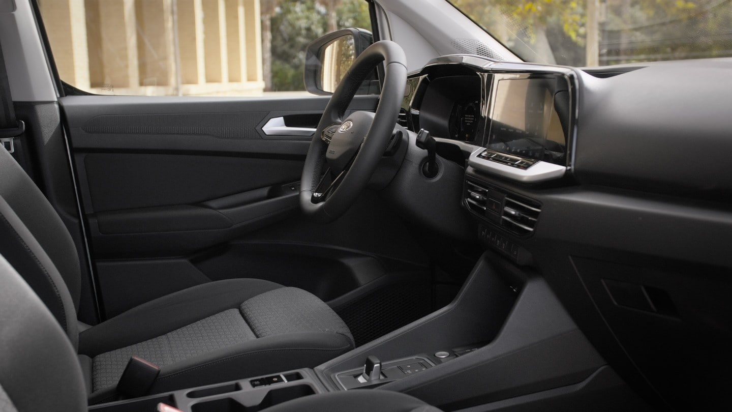 Bestuurdersstoel van de nieuwe Ford Transit Connect met stuurwiel en 10 inch touchscreen. 