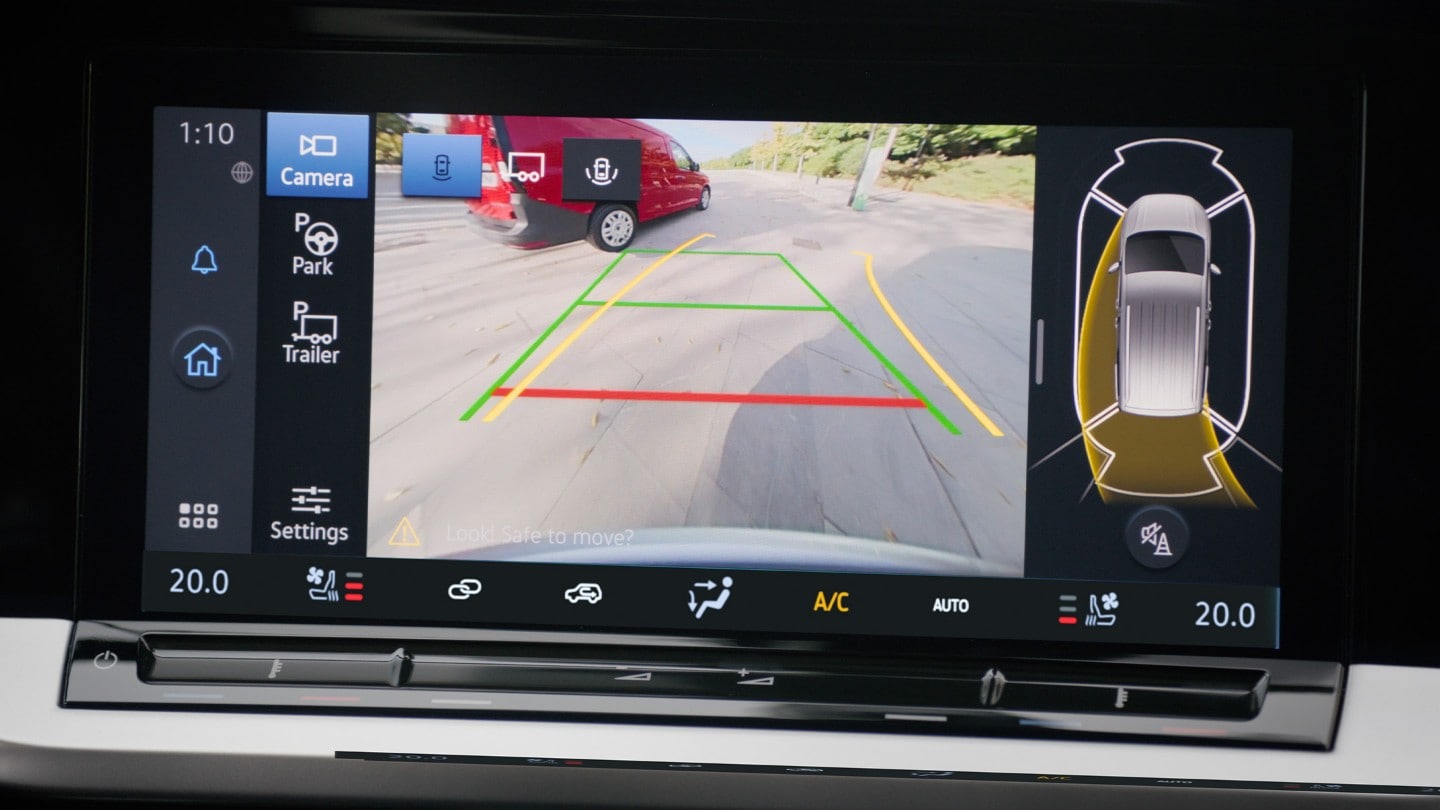 10 inch kleurentouchscreen met achteruitrijcamera en Pro Trailer Backup Assist-technologie in gebruik. 