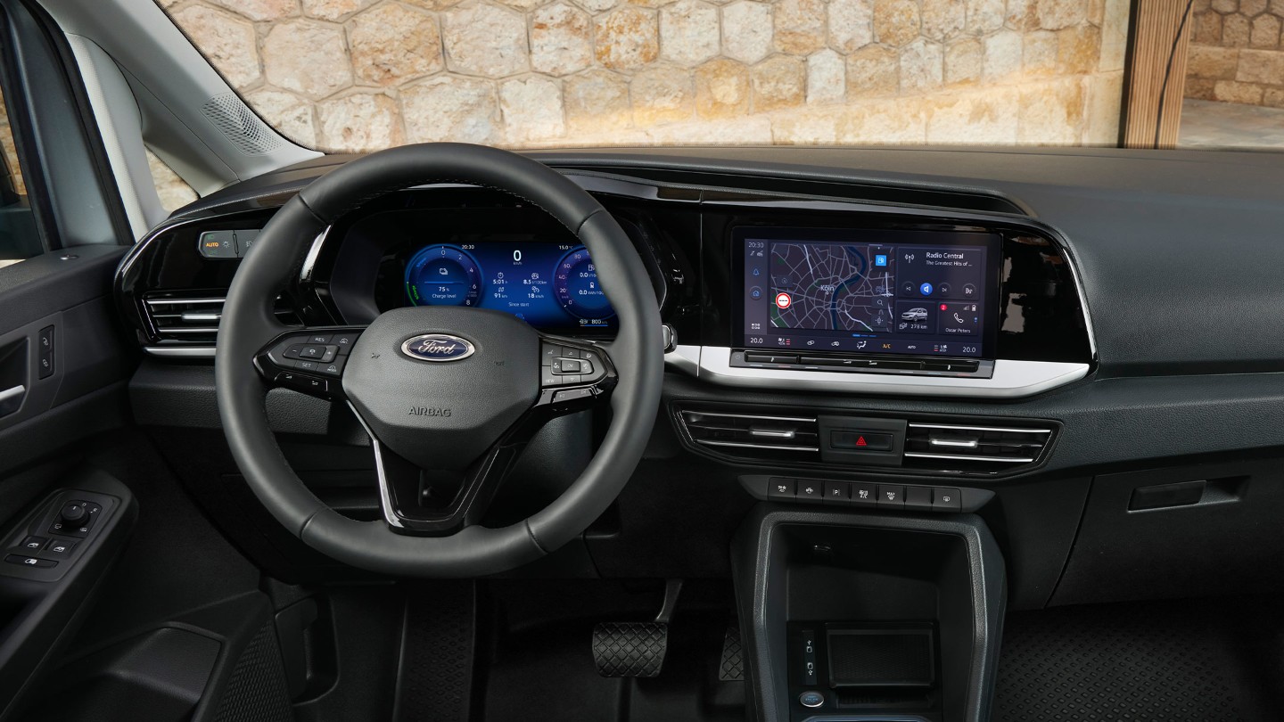 Interieur aan de voorzijde van de nieuwe Ford Transit Connect met stuurwiel, digitaal instrumentenpaneel en 10 inch touchscreen