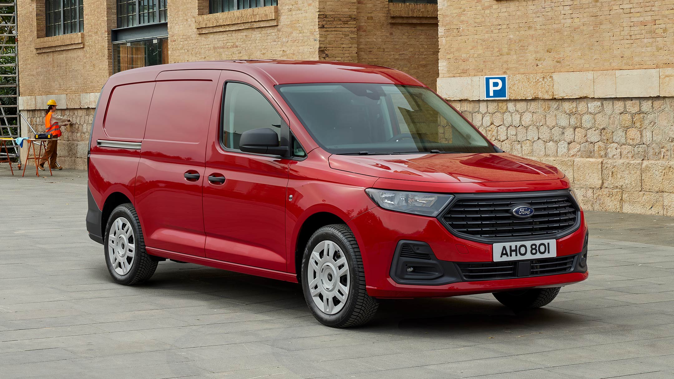 Nieuwe Ford Transit Connect Trend in Maple Red met grille en automatische koplampen. 