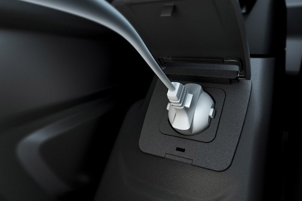 Een 12 V-aansluiting in de Ford Transit-bestelwagen.