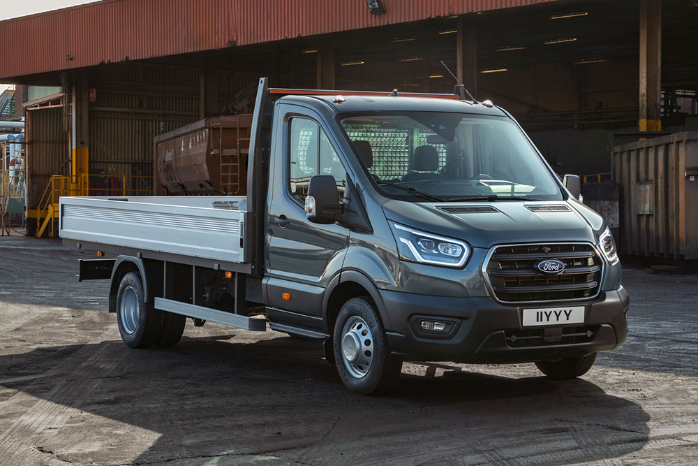 Een Ford Transit chassis cabine geparkeerd op een industrieterrein. 