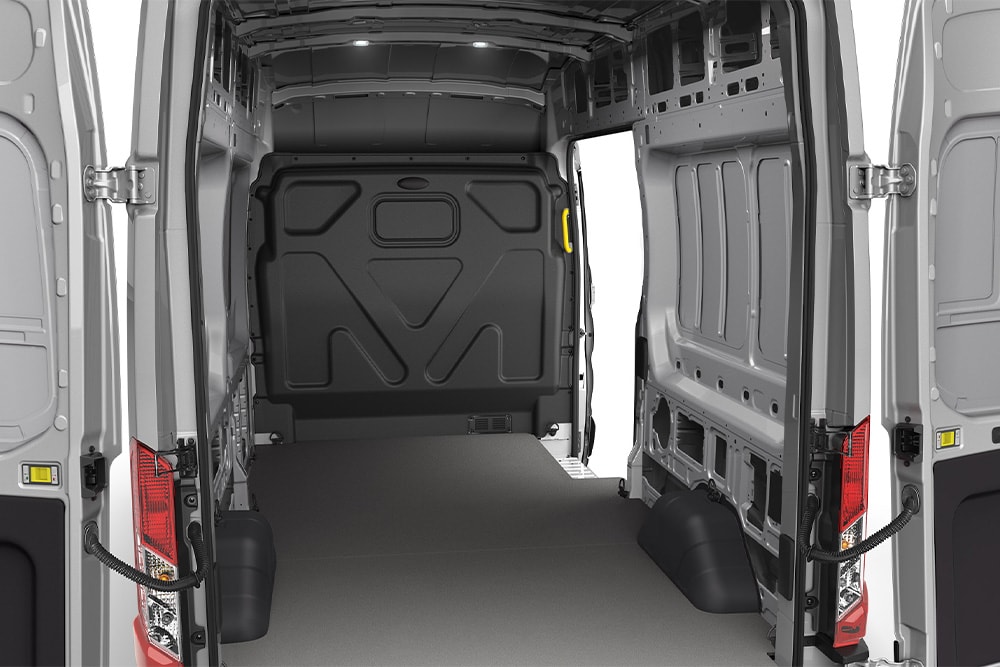 Binnenaanzicht van een lege laadruimte van een Ford Transit-bestelwagen.