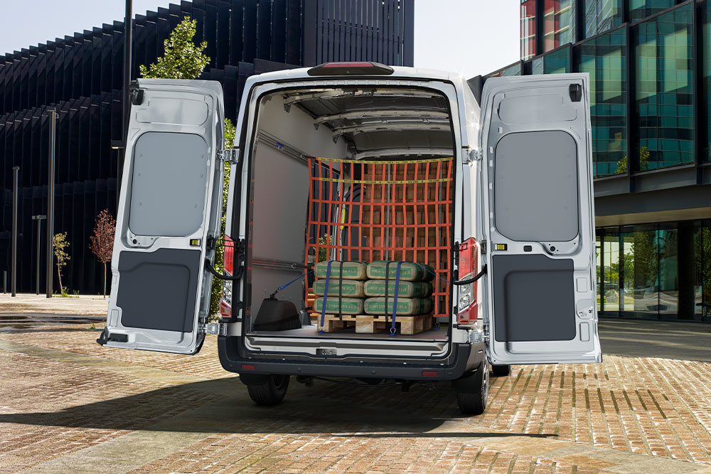 Ford Transit met dubbele cabine met open achterdeuren en lading in de laadruimte.