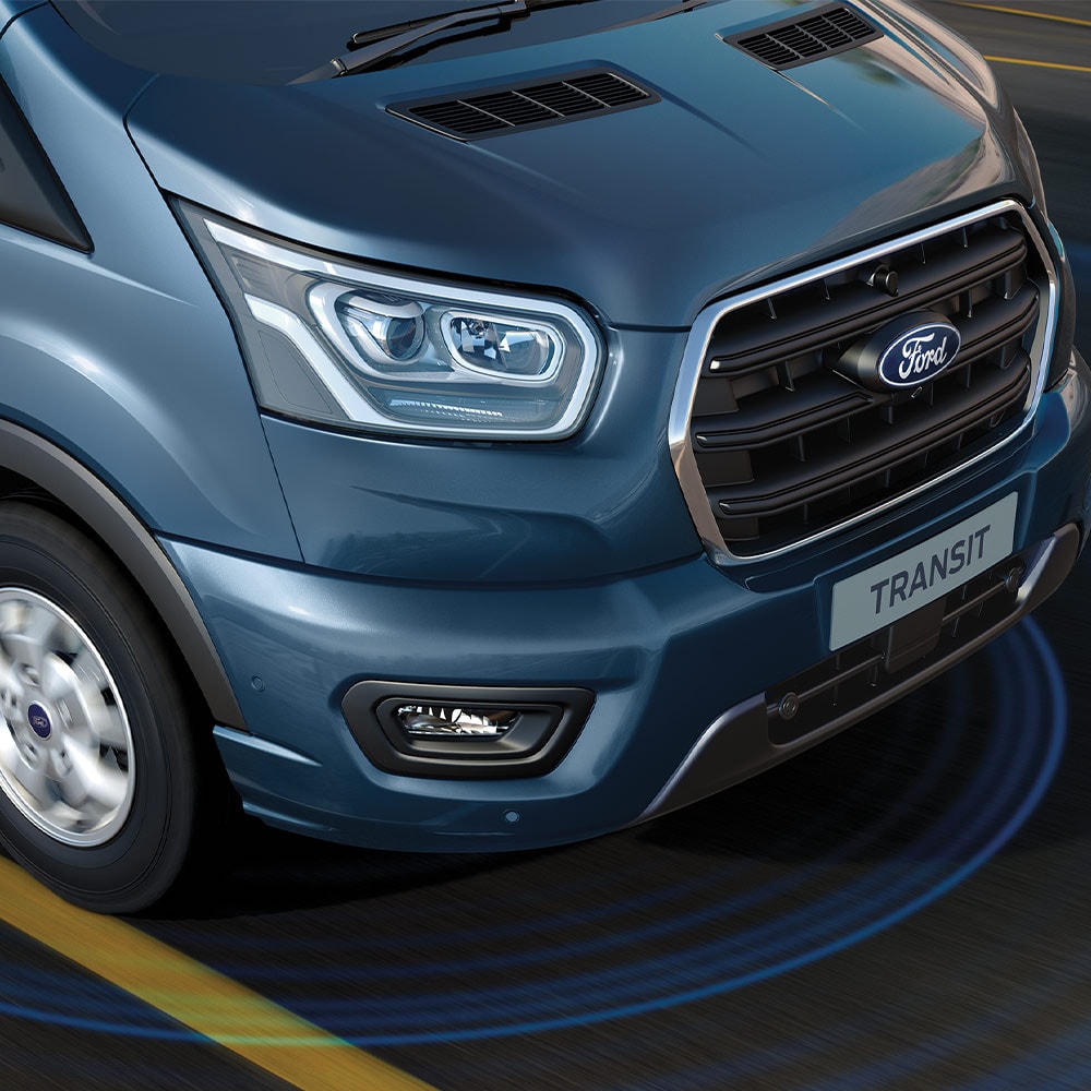 Een blauwe Ford Transit-bestelwagen met blauwe strepen op de weg die het gebruik van de geavanceerde rijhulpsystemen illustreren.