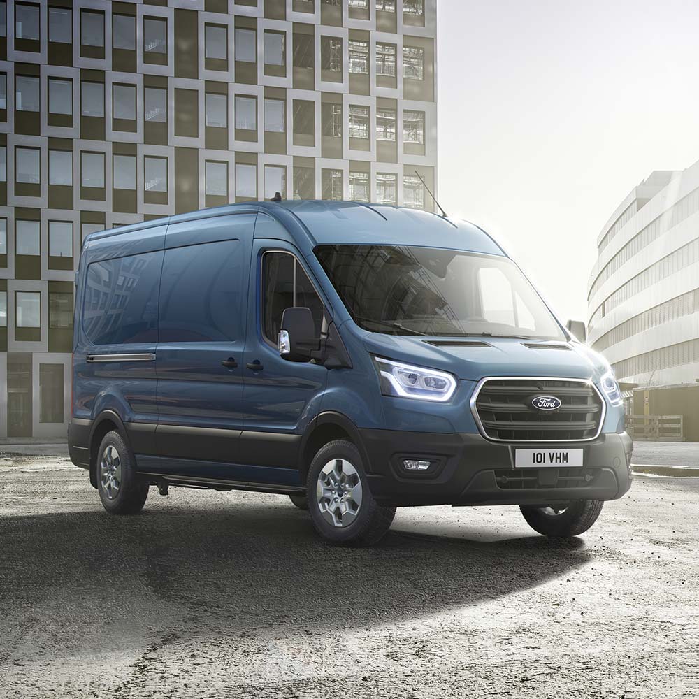 Vooraanzicht van een blauwe Ford Transit-bestelwagen.