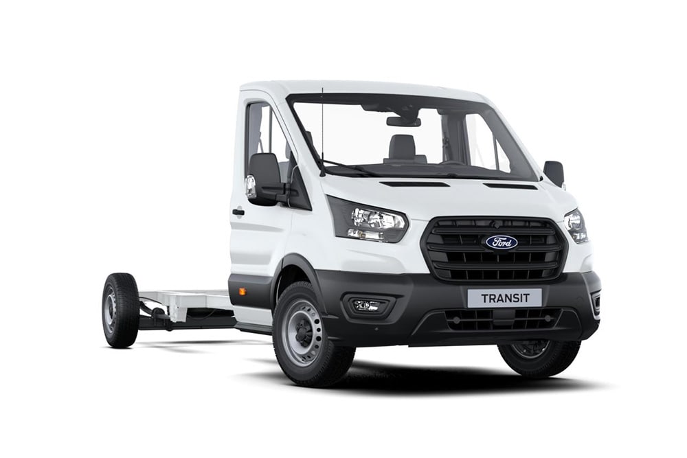 Witte Ford Transit-skeletchassis-bestelwagen op een witte achtergrond.