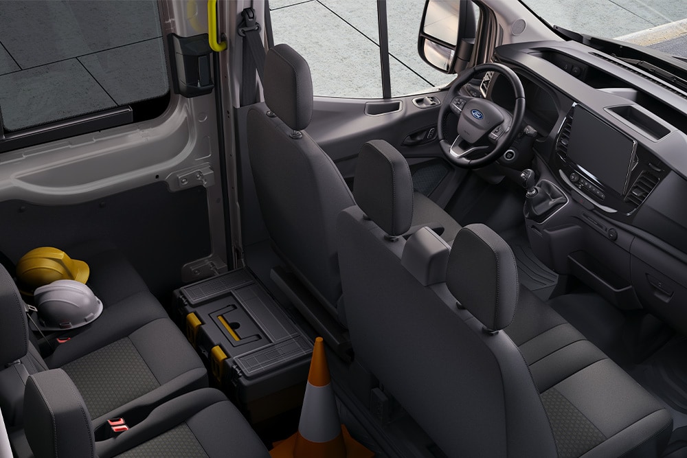 Het interieur van de Ford Transit met dubbele cabine en twee rijen zitplaatsen.