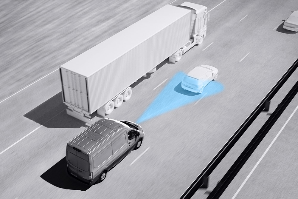 Tekening in grijstinten van een Ford Transit-bestelwagen met blauwe strepen op de weg die het gebruik van ADAS weergeven.