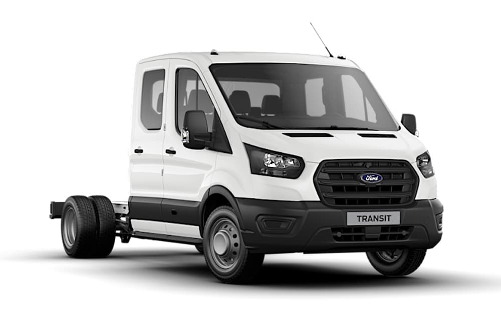 Witte Ford Transit Base-chassis met dubbele cabine op een witte achtergrond.