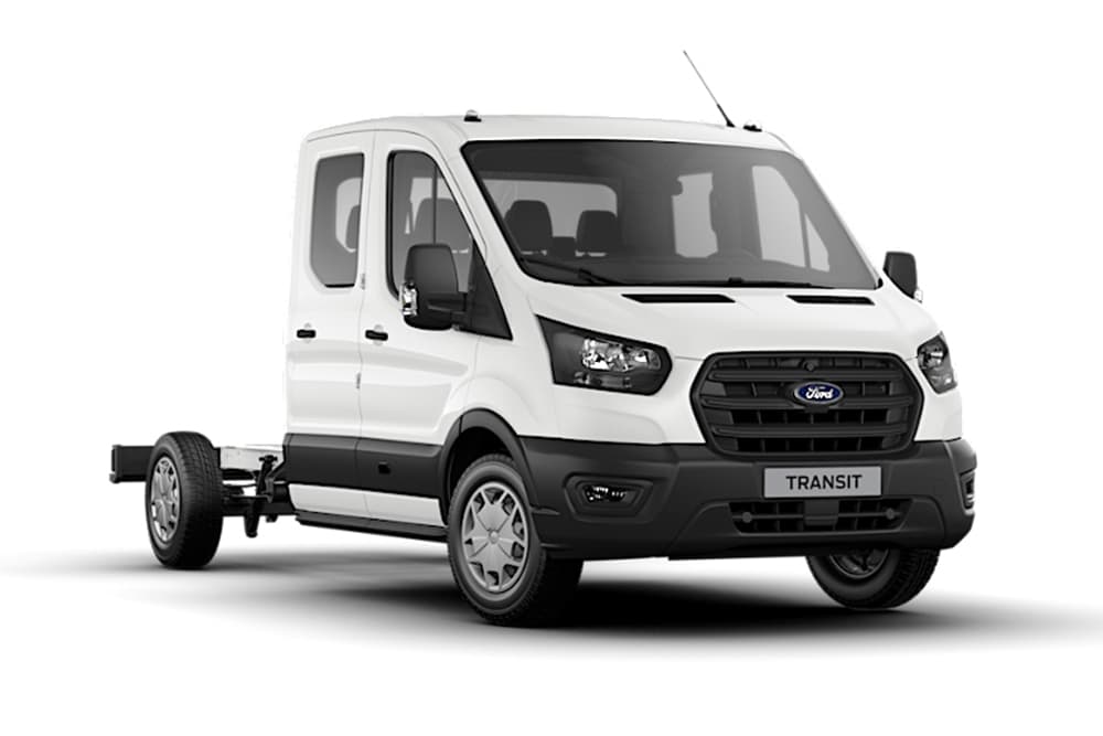 Witte Ford Transit Trend-chassis met dubbele cabine op een witte achtergrond.