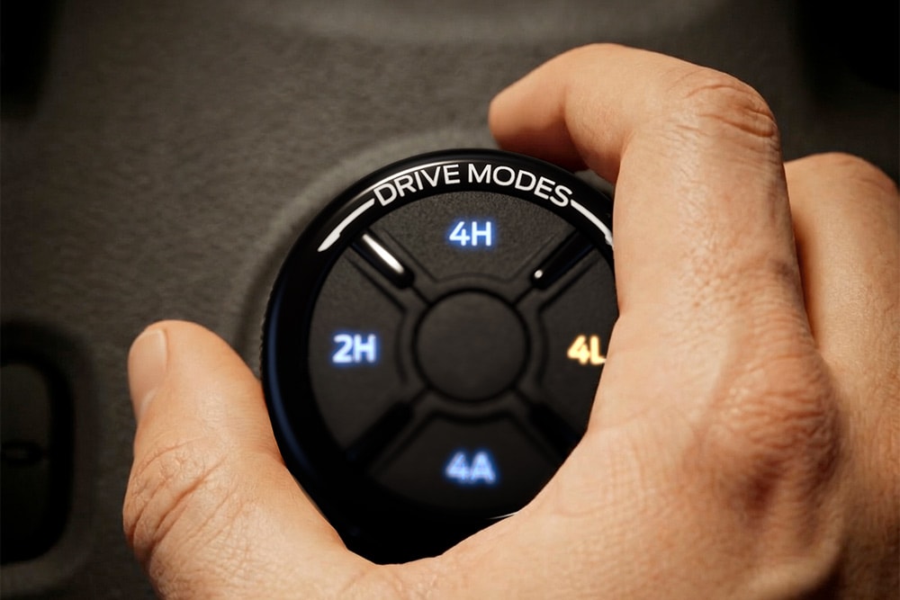 Iemand kiest een rijmodus met de keuzeknop in de Ford Ranger.