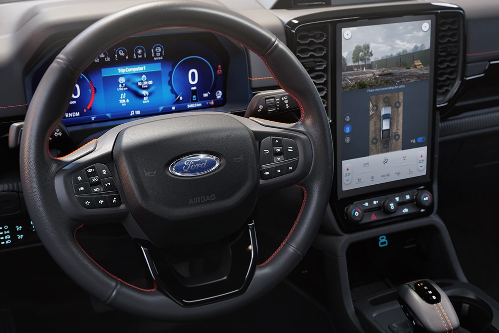 Het stuur van de Ford Ranger, het digitale instrumentenpaneel en het infotainmentscherm.