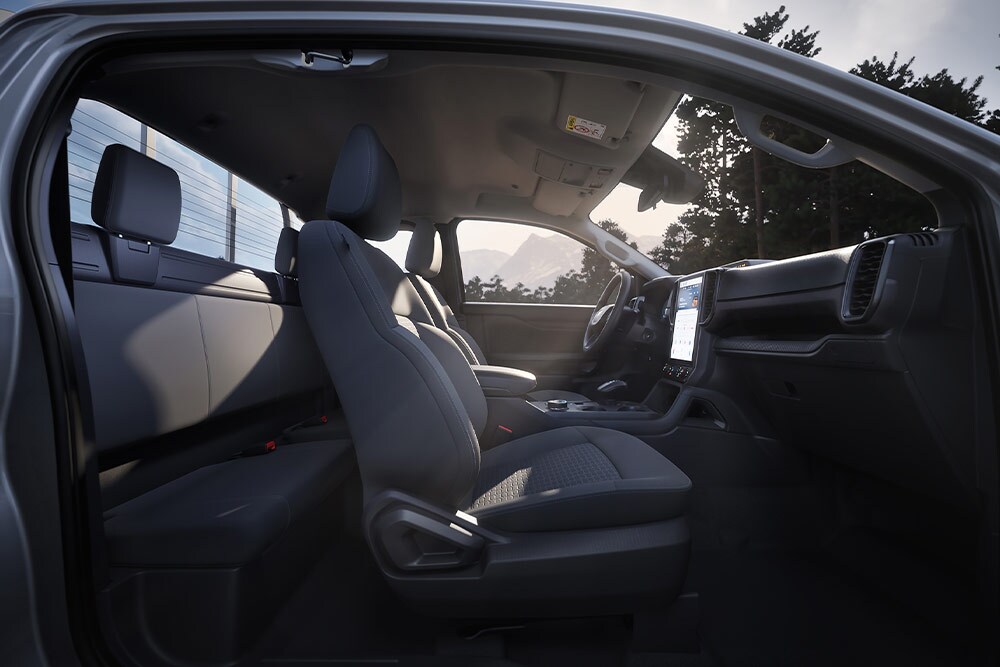 Profielaanzicht door het interieur van de cabine van een Ford Ranger XLT met supercabine.