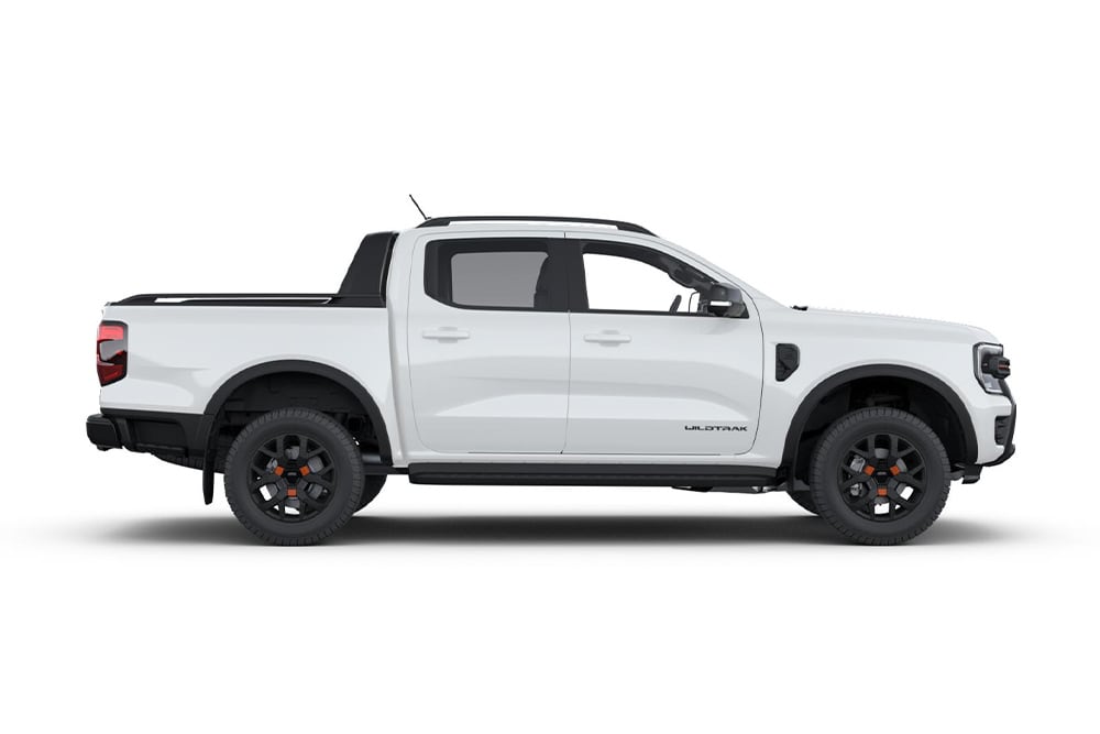 Zijaanzicht van een witte Ford Ranger pick-uptruck met dubbele cabine.