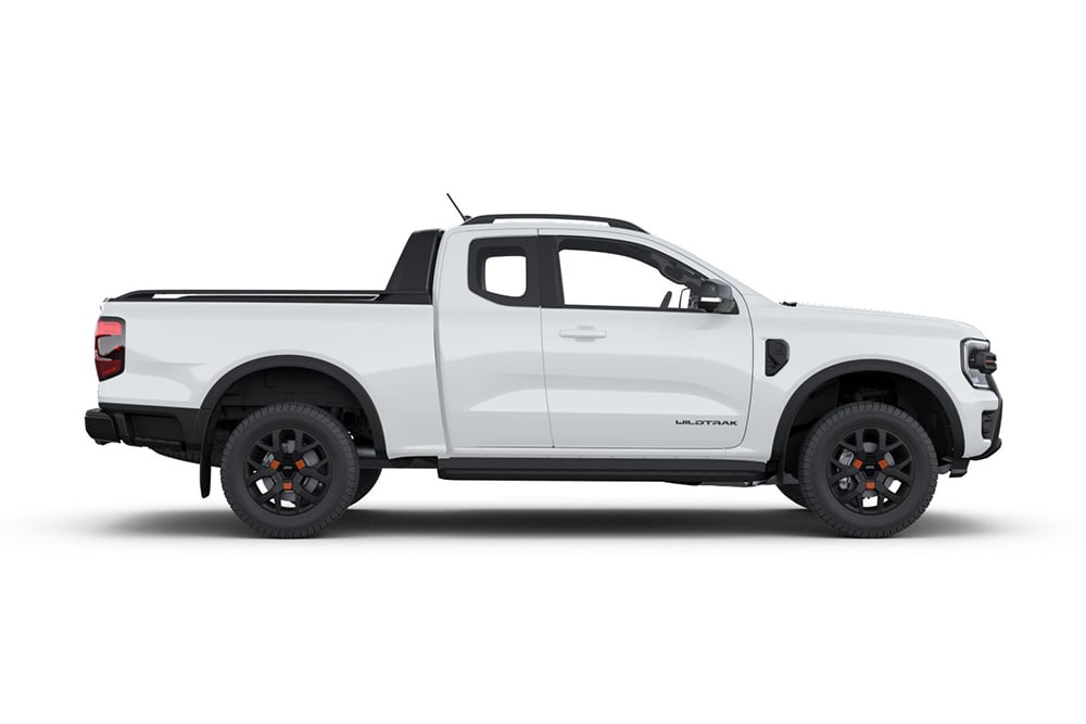 Zijaanzicht van een witte Ford Ranger pick-uptruck met supercabine.