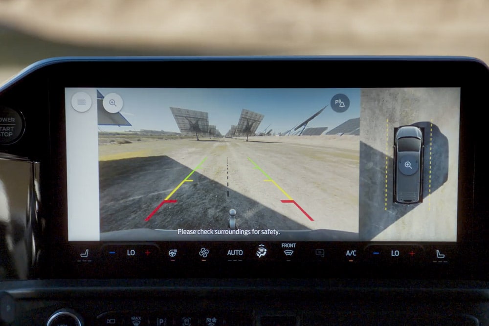 Op het centrale touchscreen in een Ford Transit-bestelwagen wordt een 360-graden camerabeeld weergegeven.