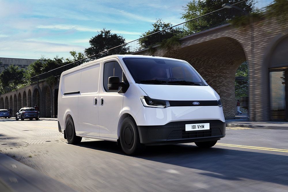 Een witte Ford Transit City® L1H1-bestelwagen rijdend op een stadsstraat.