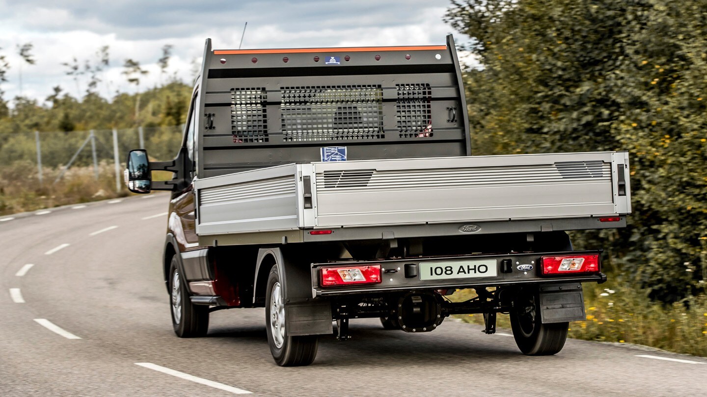 Rijdende Ford Transit Chassis Enkele Cabine vanaf de achterkant