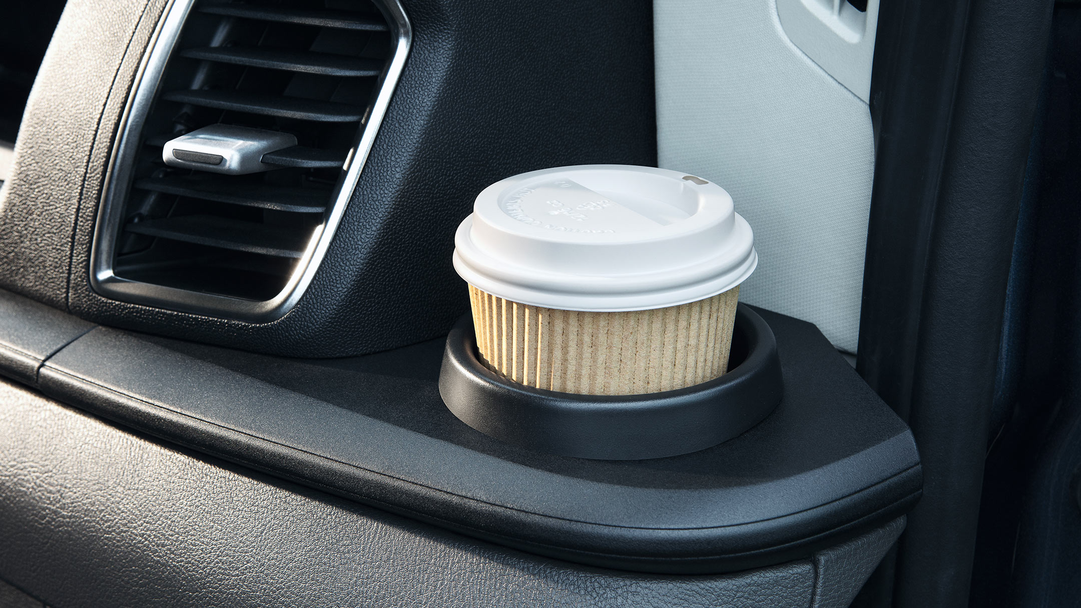 Koffie gaat moeiteloos mee in de Ford Transit Chassis Dubbele Cabine