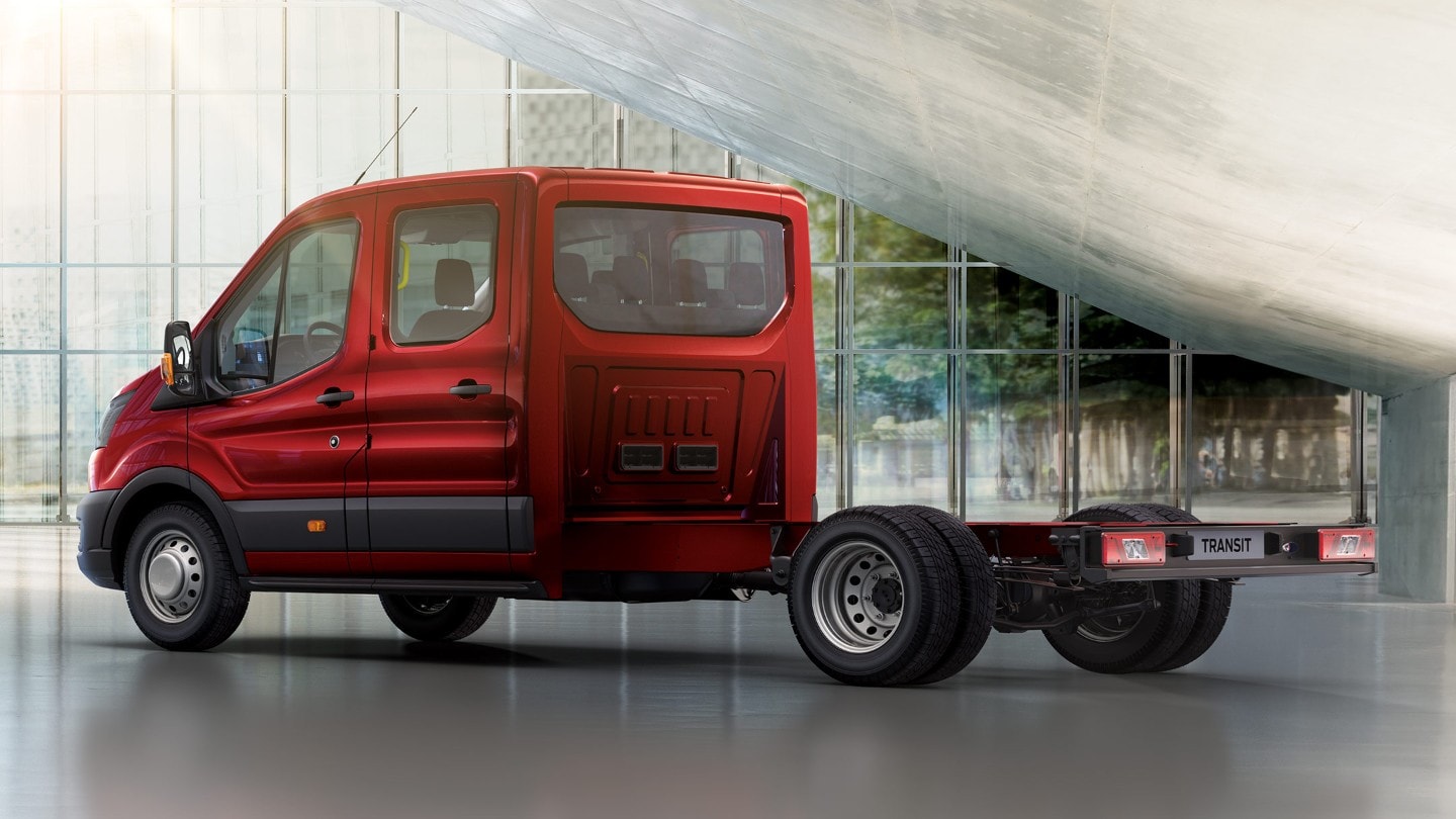 De Ford Transit Chassis Dubbele Cabine geparkeerd