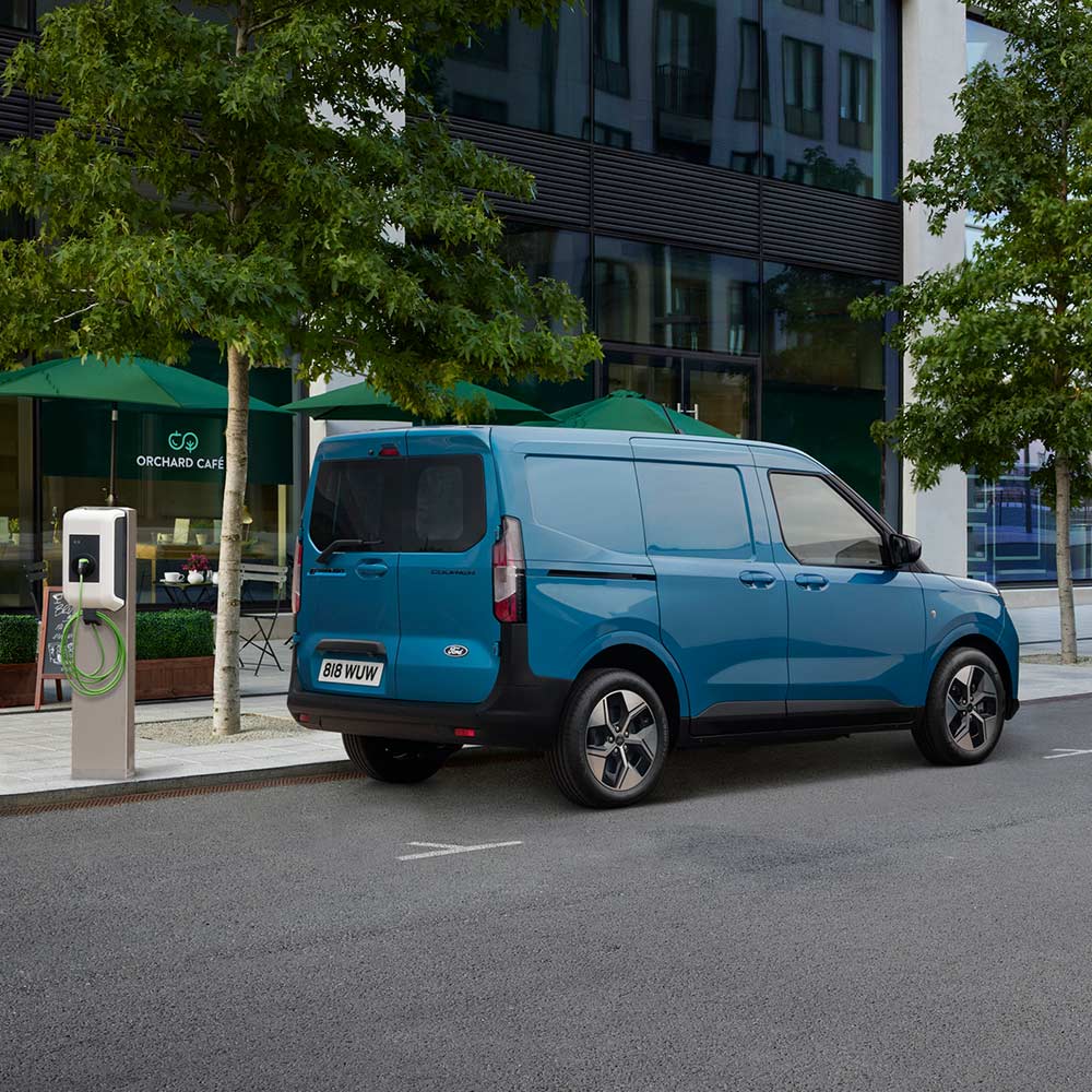 Ford E-Transit Courier, blauw, geparkeerd