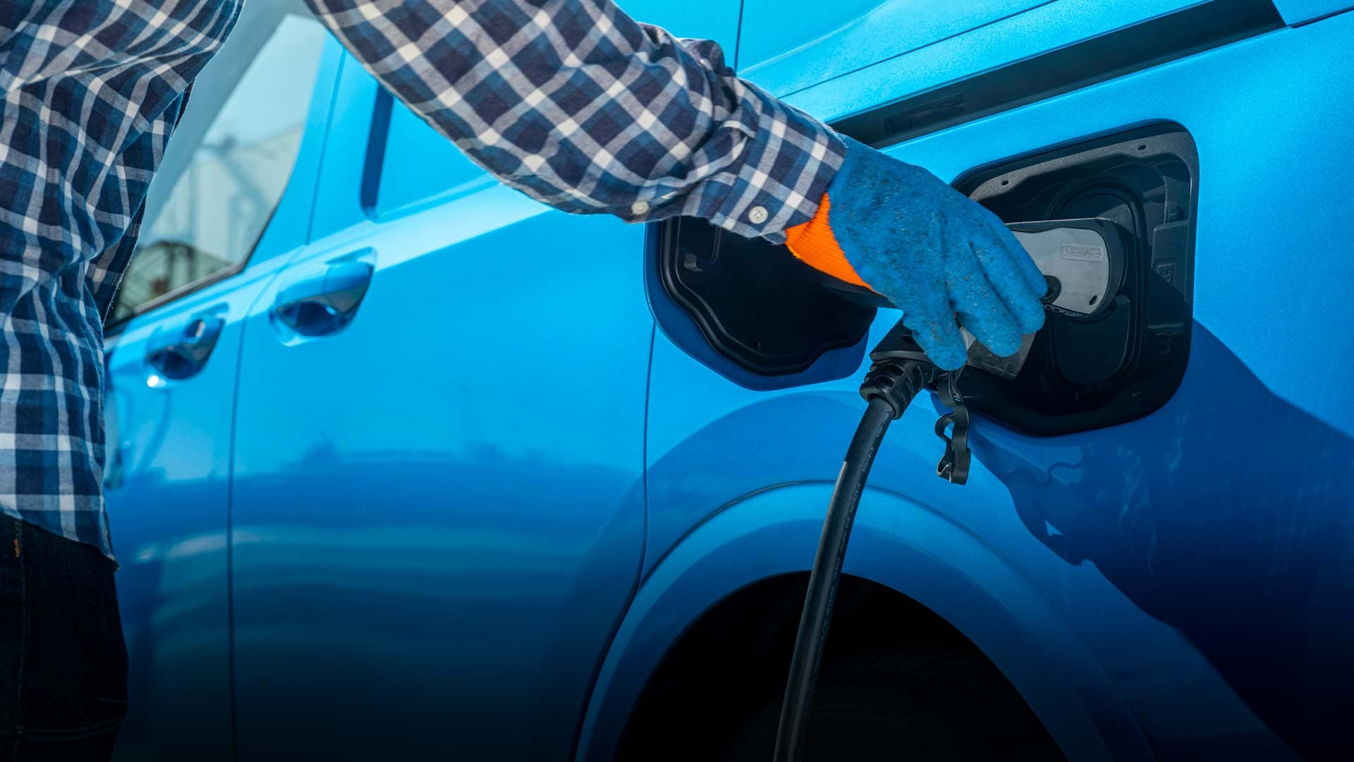 Ford E-Transit Courier wordt opgeladen met stekker