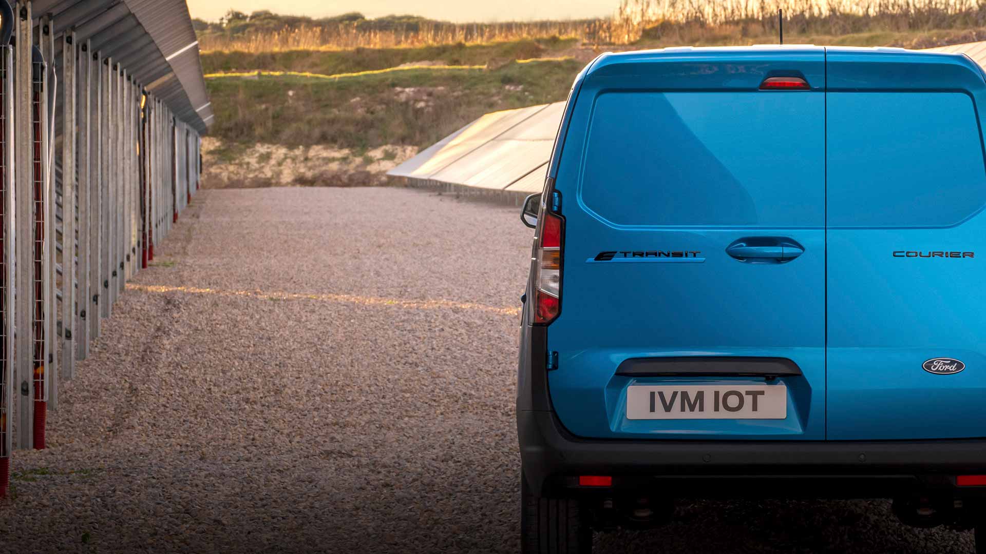Blauwe Ford E-Transit Courier, achteraanzicht