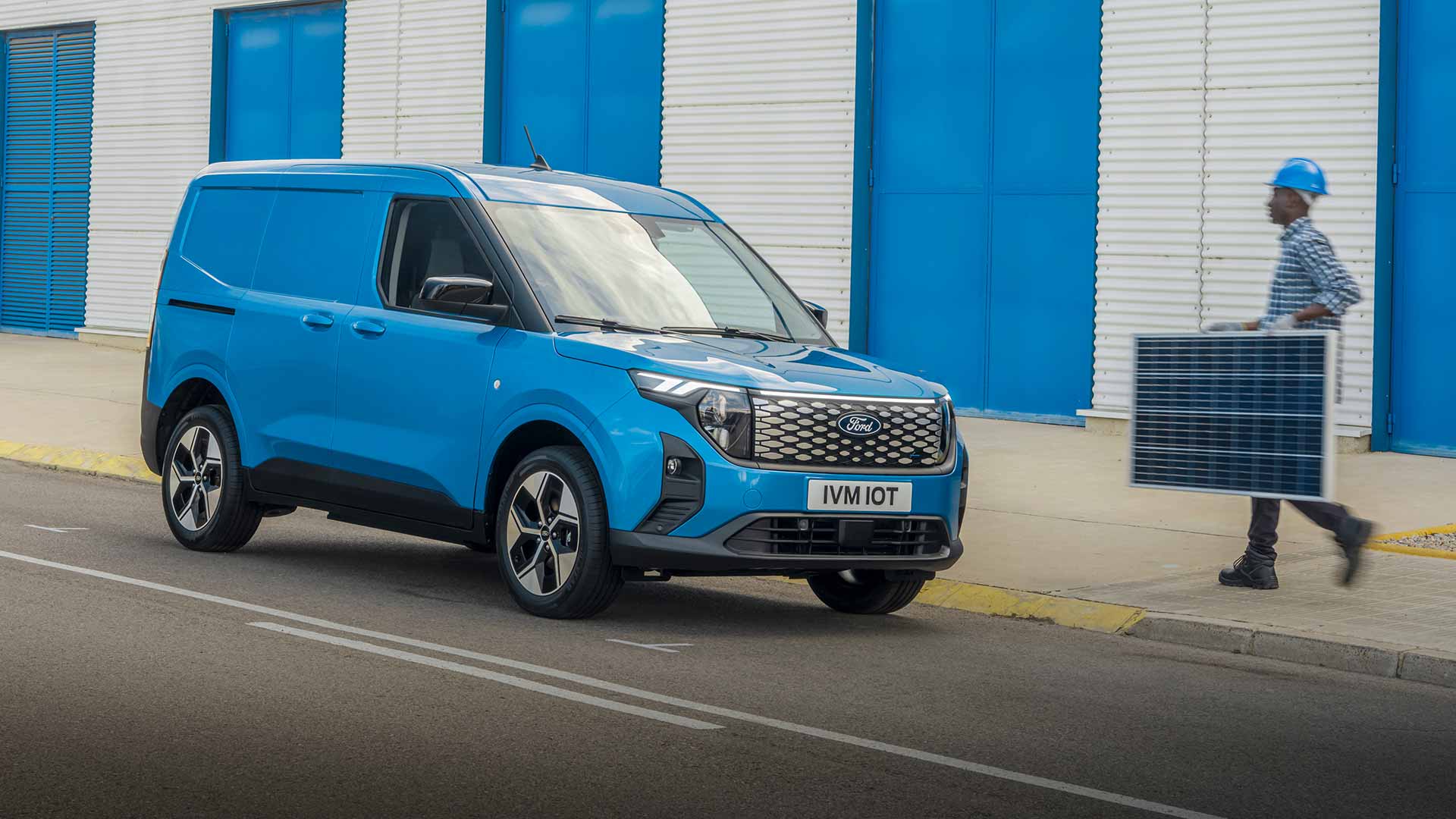 Blauwe Ford E-Transit Courier, rechts voor 3/4 aanzicht